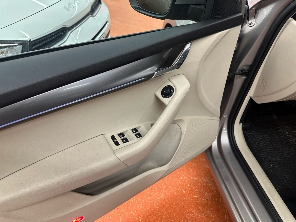 Skoda Octavia 2017 Ruskea (beige)