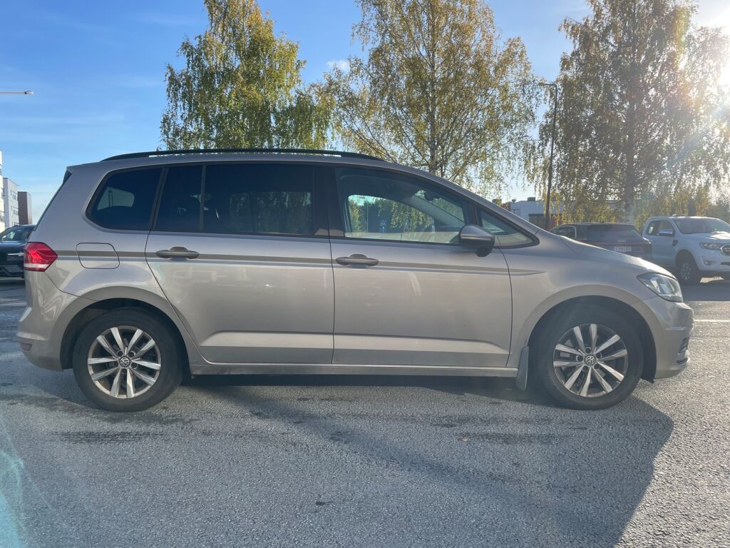 Volkswagen Touran 2017 Ruskea (beige)