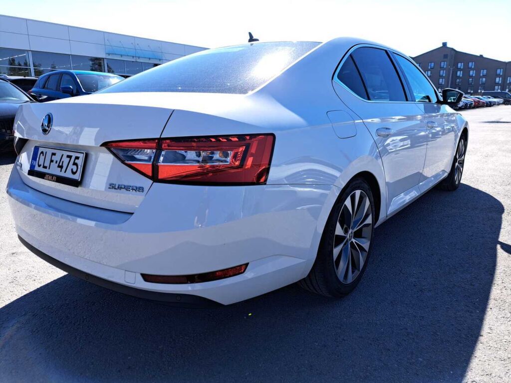 Skoda Superb 2018 Valkoinen