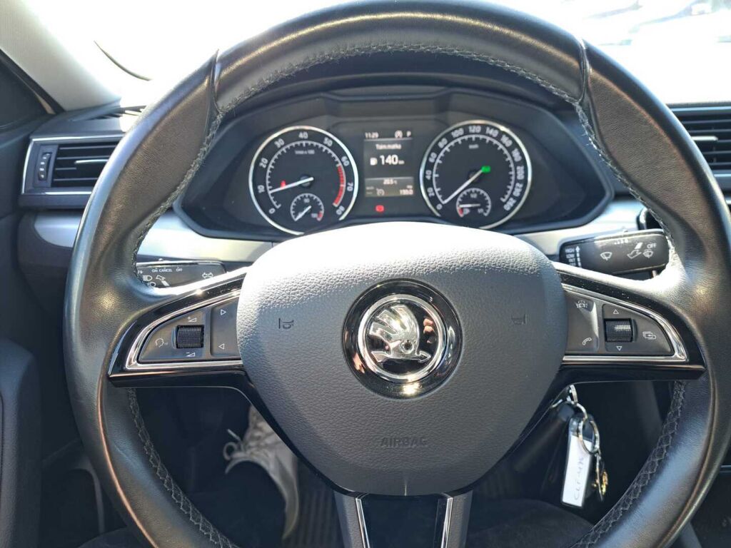 Skoda Superb 2018 Valkoinen