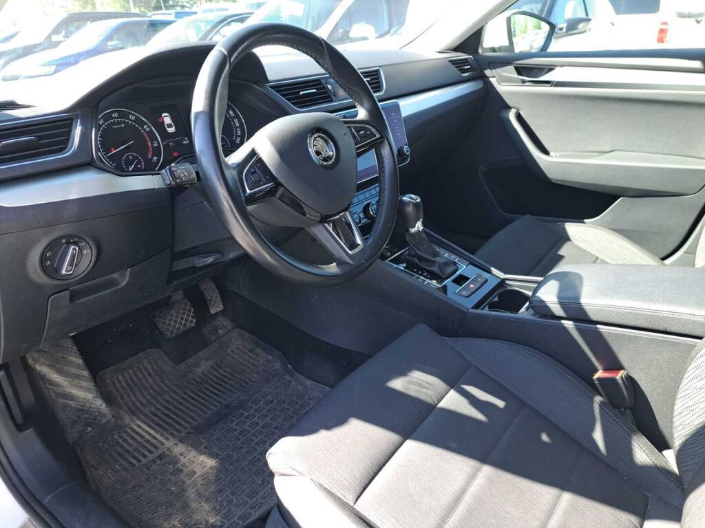 Skoda Superb 2018 Valkoinen