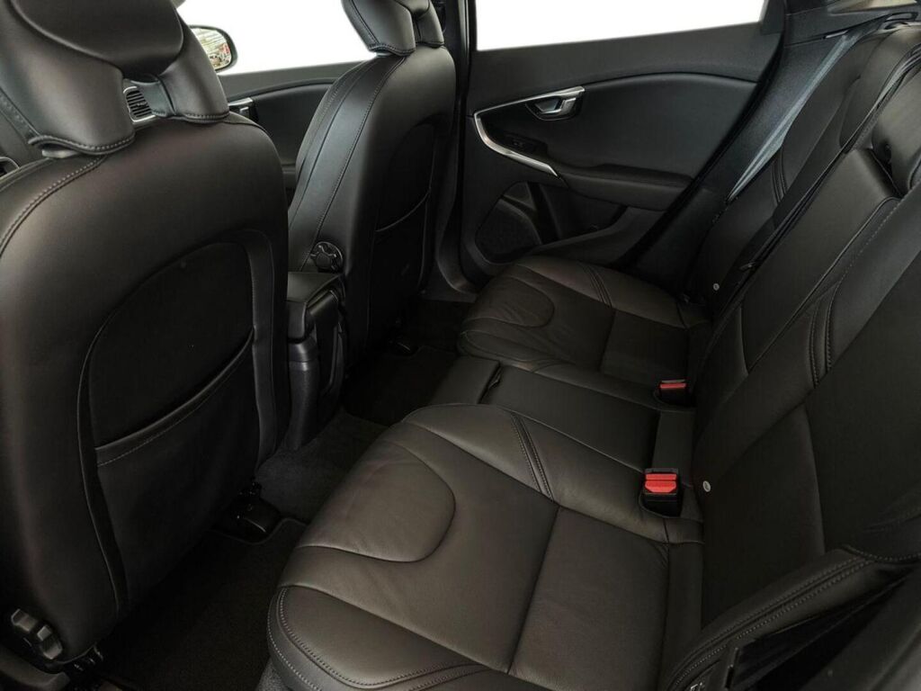 Volvo V40 2017 Musta