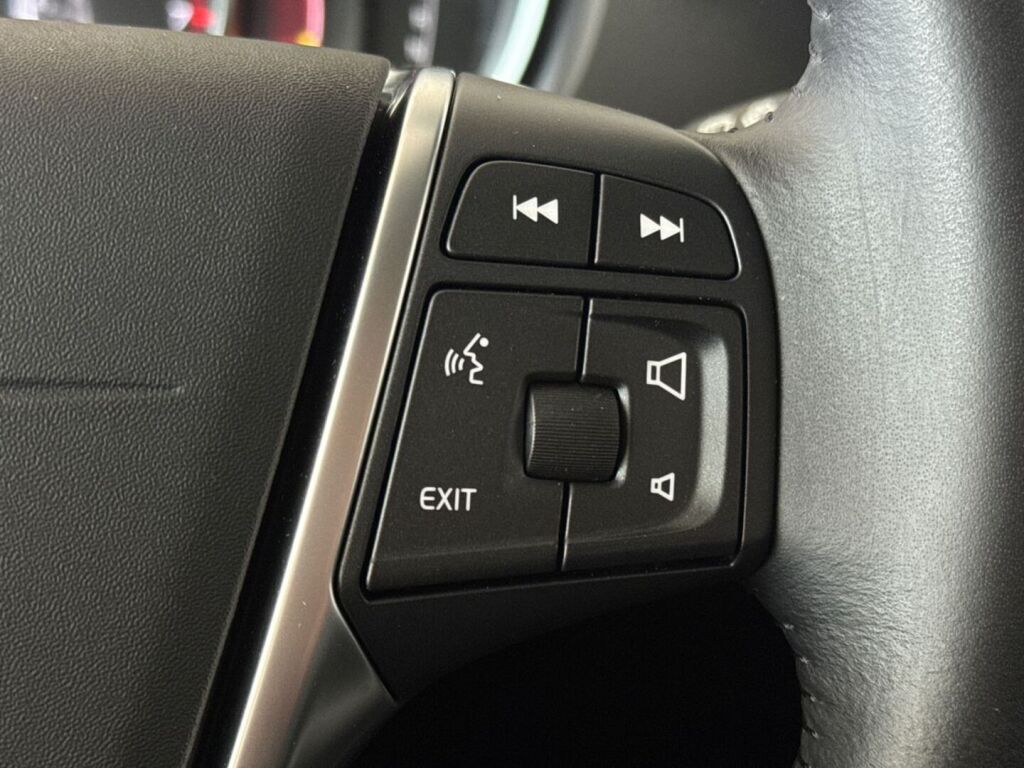 Volvo V40 2017 Musta