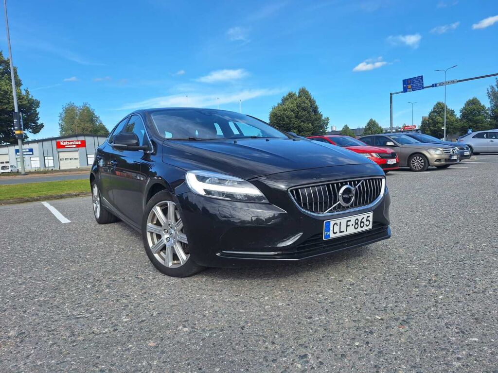 Volvo V40 2017 Musta