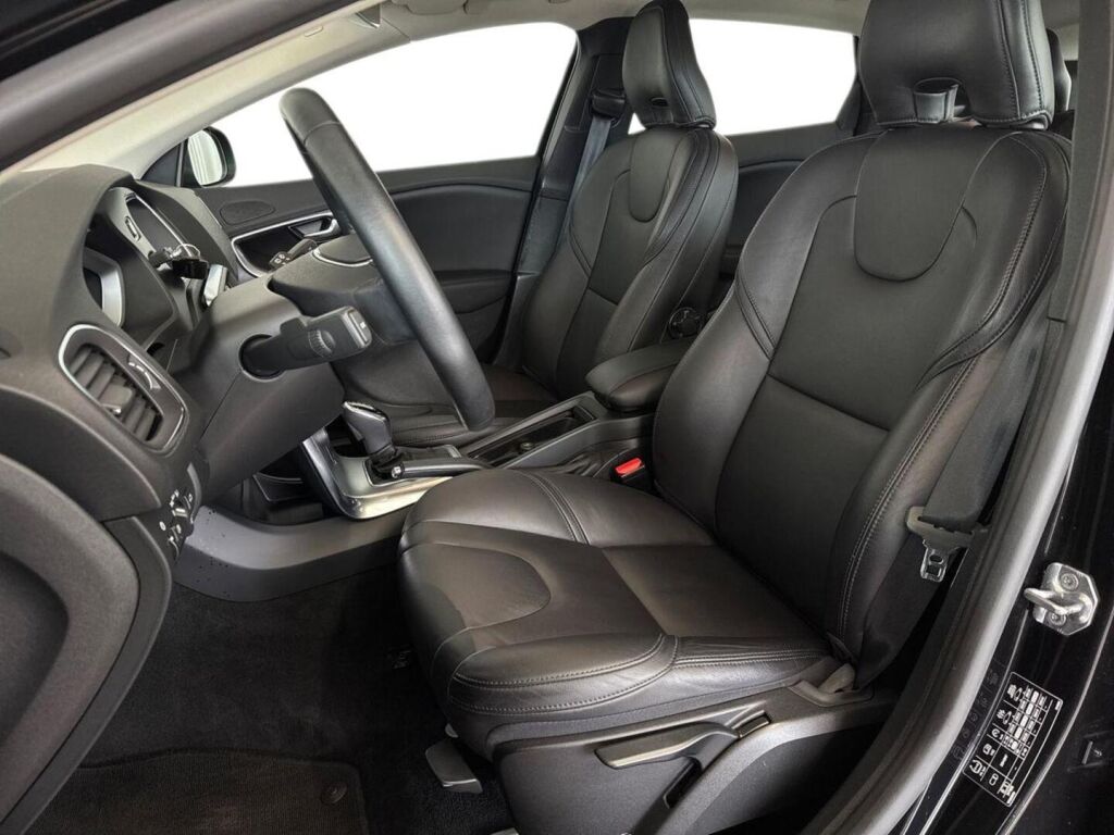 Volvo V40 2017 Musta