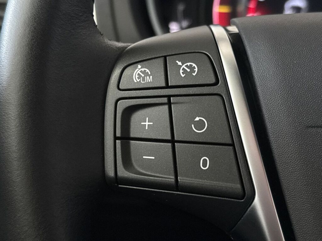 Volvo V40 2017 Musta