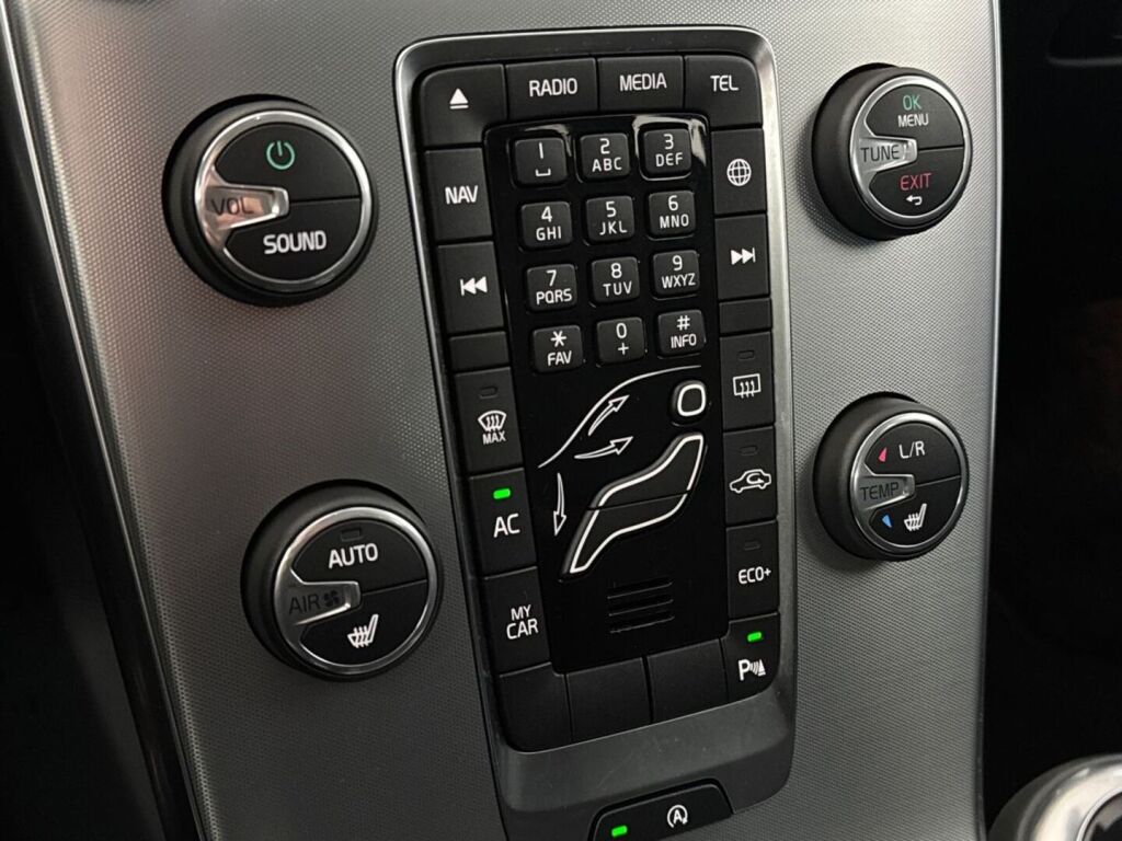 Volvo V40 2017 Musta