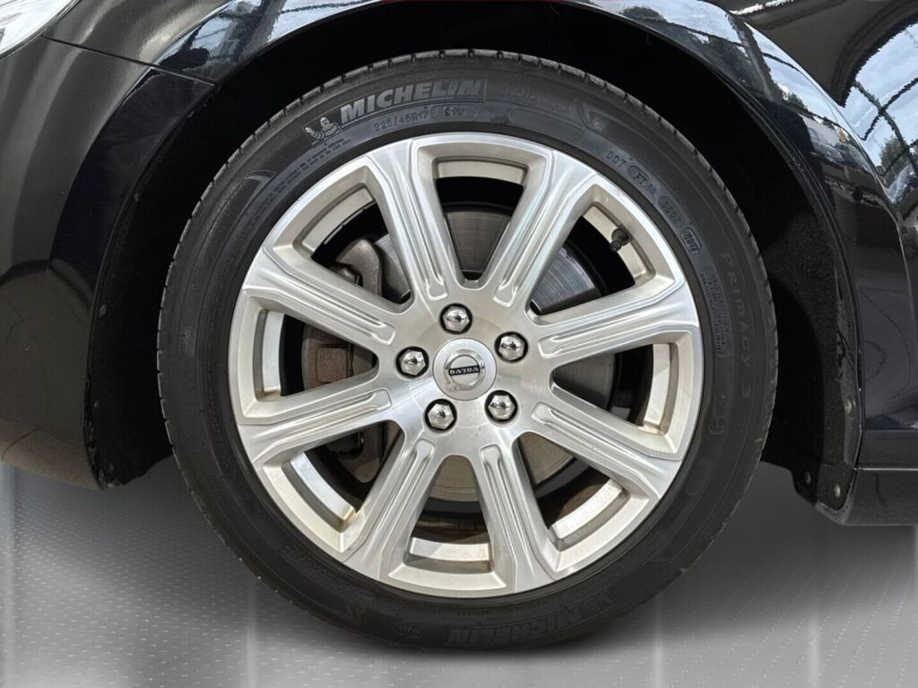 Volvo V40 2017 Musta