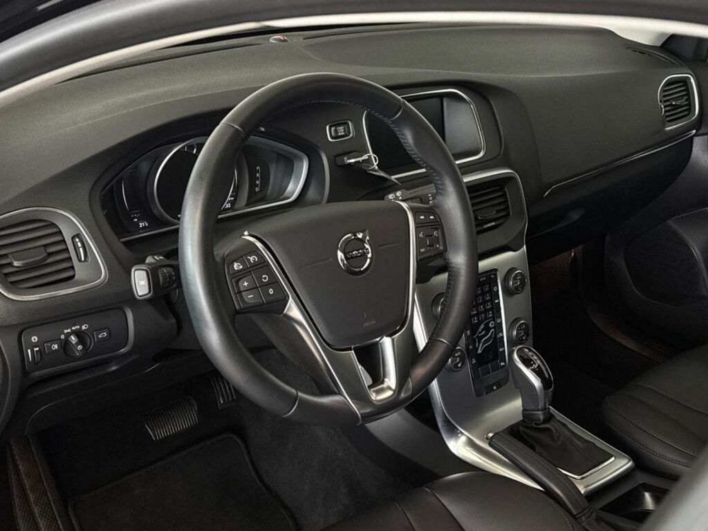 Volvo V40 2017 Musta