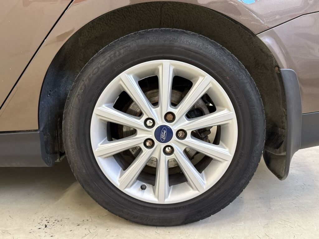 Ford Focus 2017 Ruskea (beige)
