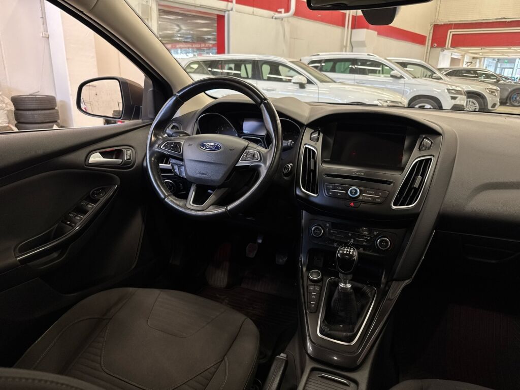 Ford Focus 2017 Ruskea (beige)