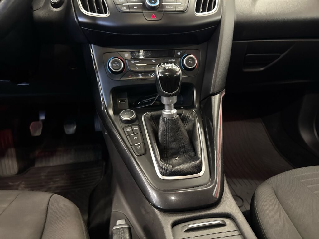 Ford Focus 2017 Ruskea (beige)