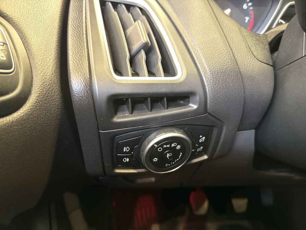 Ford Focus 2017 Ruskea (beige)