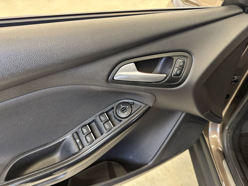 Ford Focus 2017 Ruskea (beige)