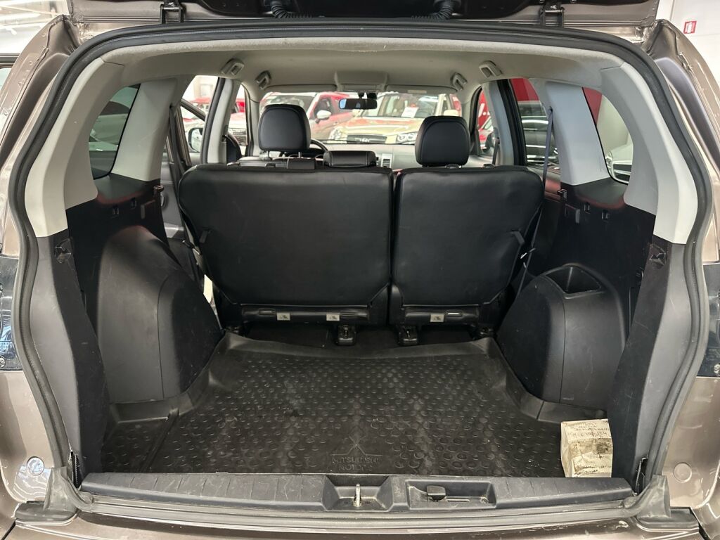 Mitsubishi Outlander 2011 Ruskea (beige)