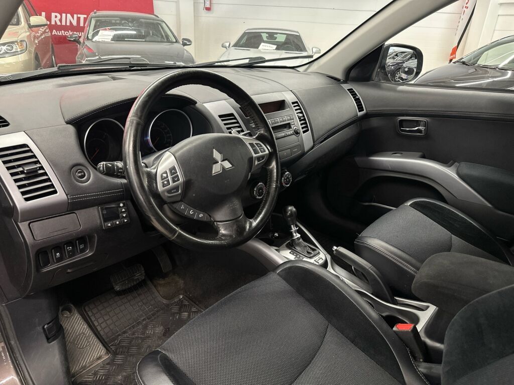 Mitsubishi Outlander 2011 Ruskea (beige)