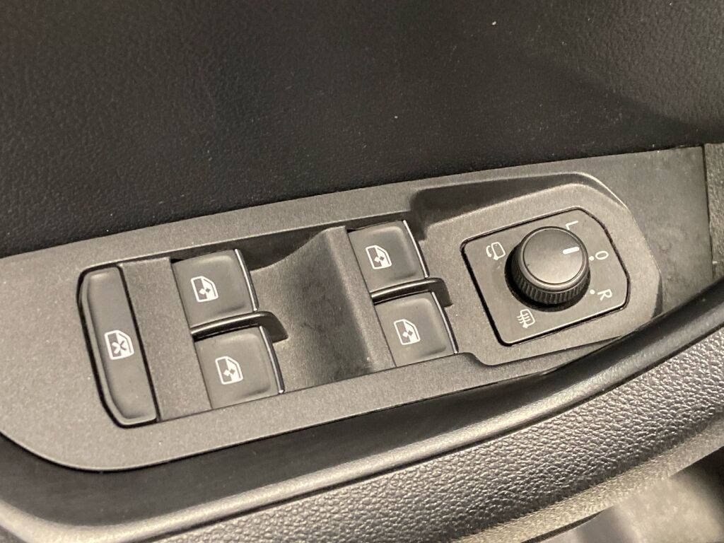 Skoda Karoq 2018 Musta