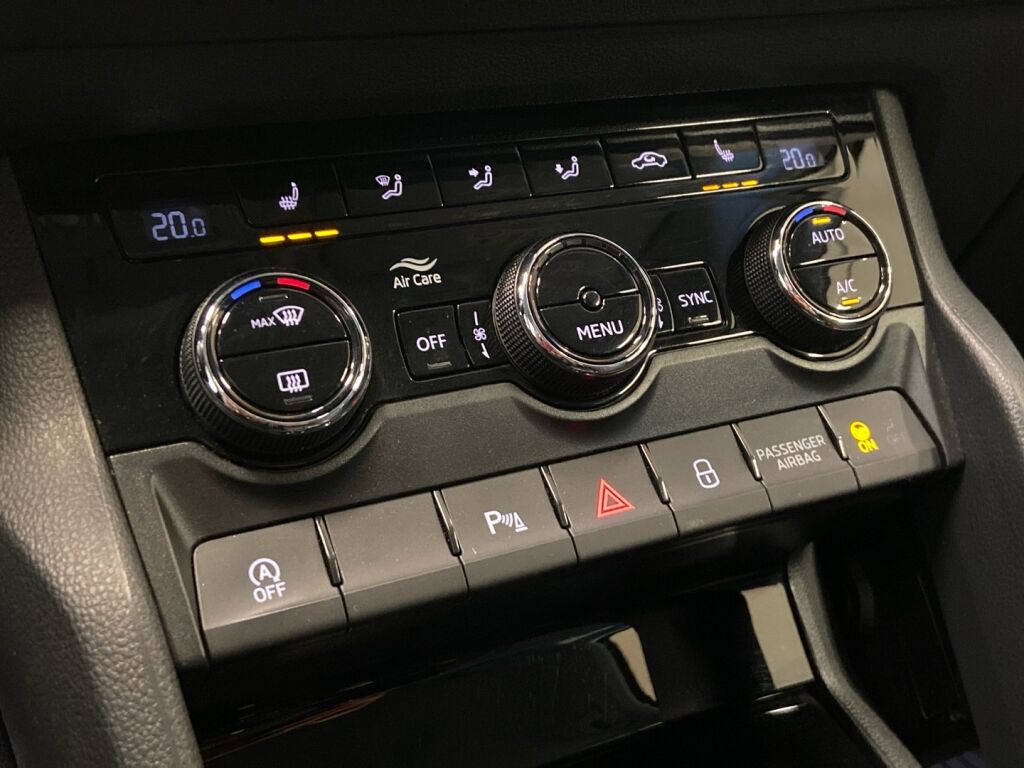 Skoda Karoq 2018 Musta