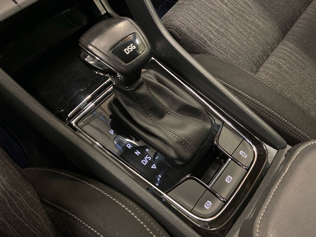 Skoda Karoq 2018 Musta