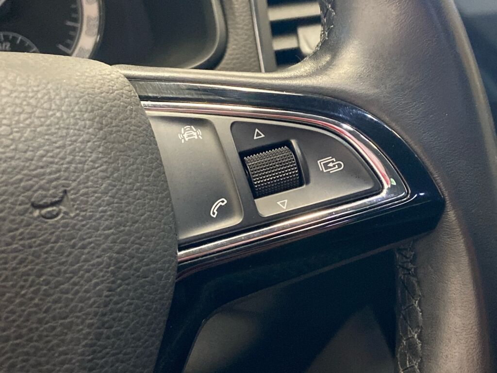Skoda Karoq 2018 Musta