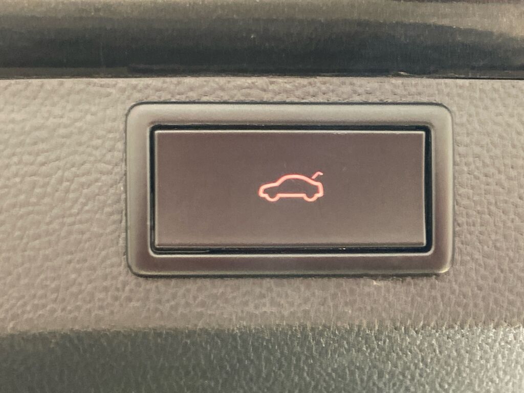 Skoda Karoq 2018 Musta