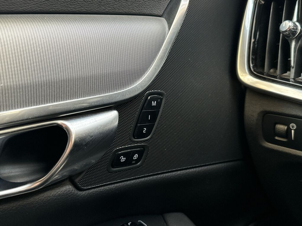 Volvo V90 2017 Musta