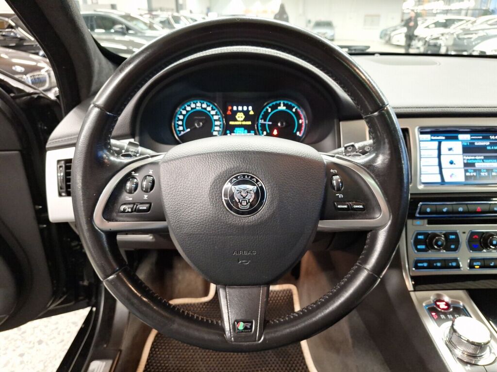 Jaguar XF 2015 Musta