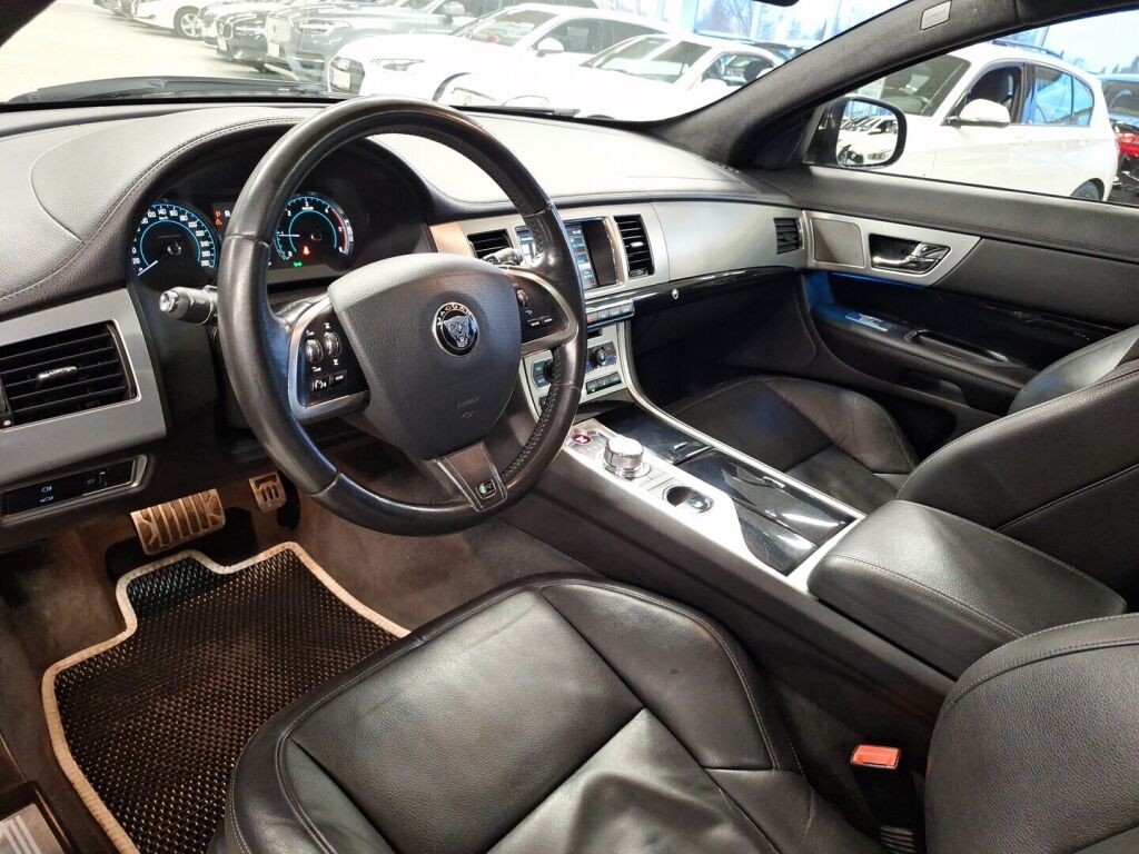 Jaguar XF 2015 Musta