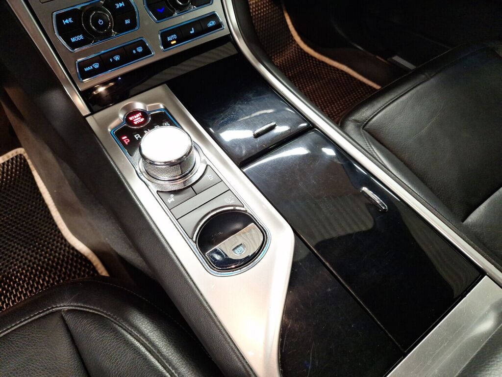 Jaguar XF 2015 Musta