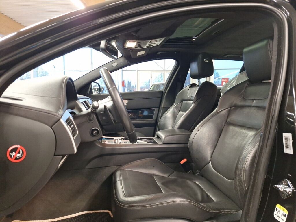 Jaguar XF 2015 Musta