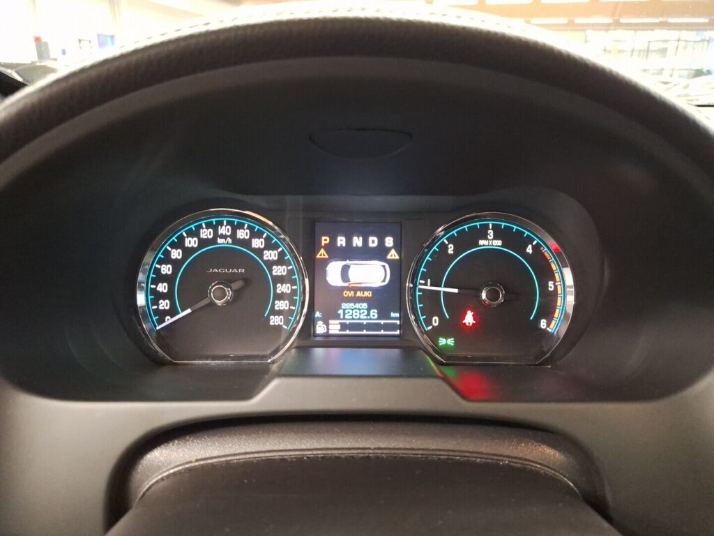 Jaguar XF 2015 Musta