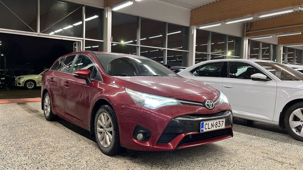 Toyota Avensis 2018 Punainen