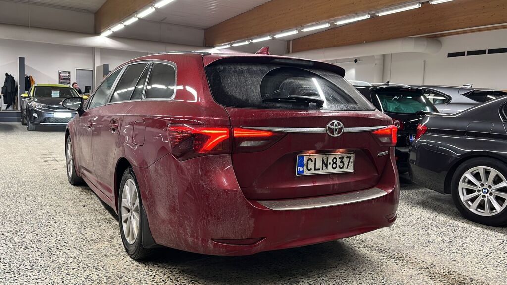 Toyota Avensis 2018 Punainen