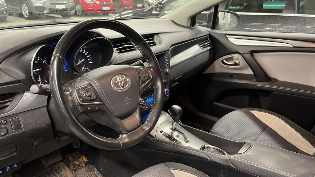 Toyota Avensis 2018 Punainen