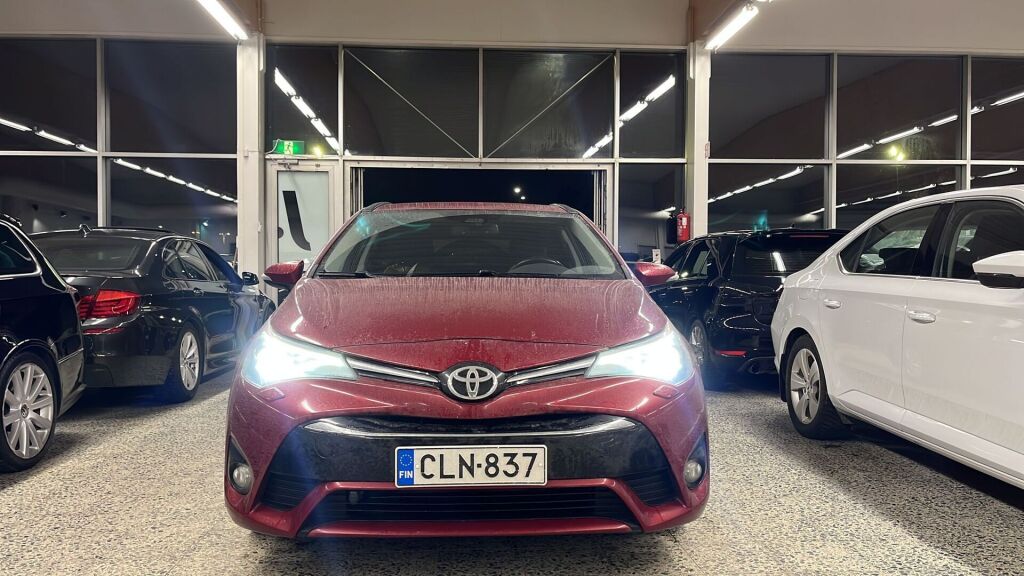 Toyota Avensis 2018 Punainen