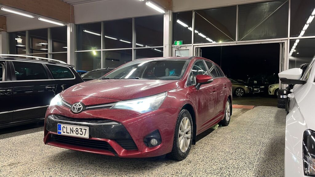 Toyota Avensis 2018 Punainen