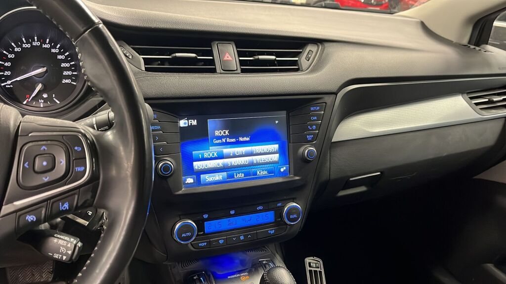 Toyota Avensis 2018 Punainen