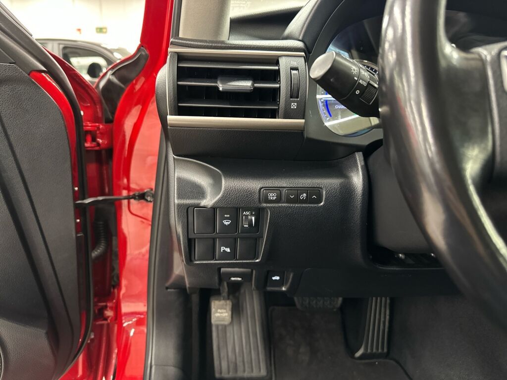 Lexus IS 2018 Punainen