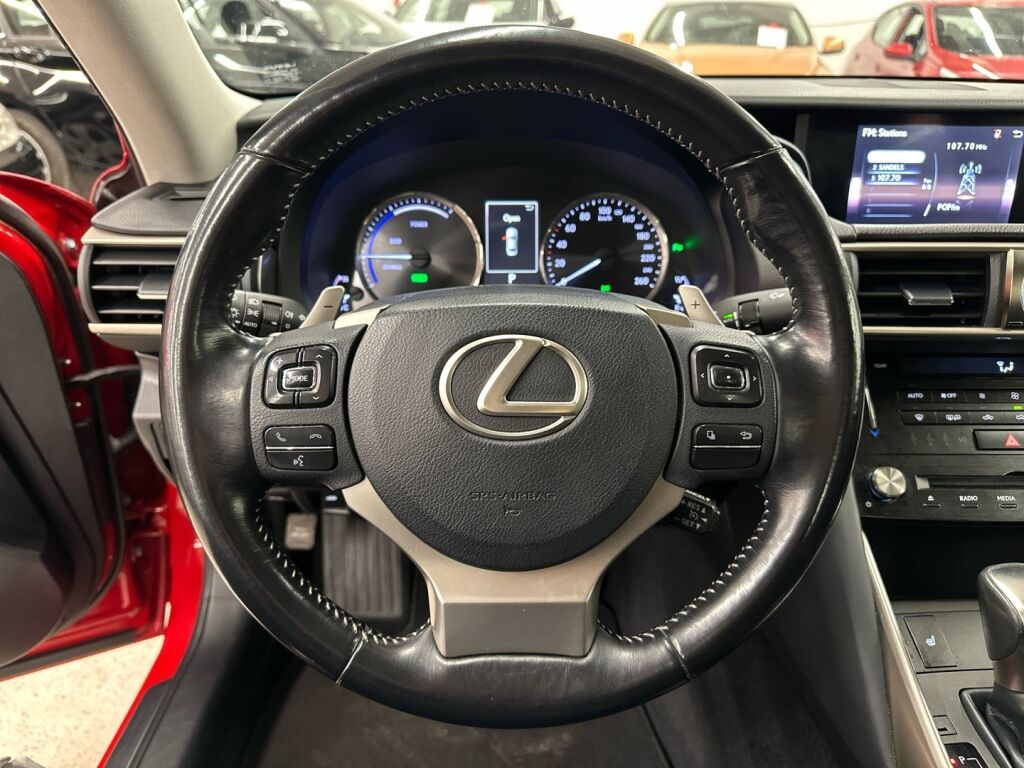 Lexus IS 2018 Punainen