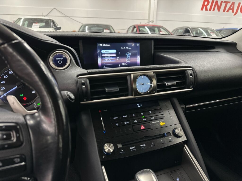 Lexus IS 2018 Punainen