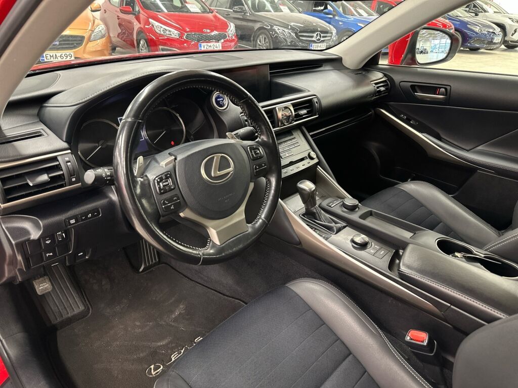 Lexus IS 2018 Punainen