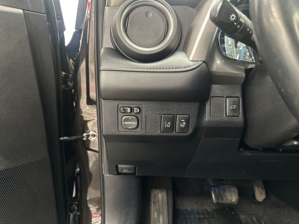 Toyota RAV4 2018 Ruskea (beige)
