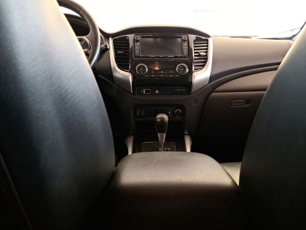 Mitsubishi L200 2015 Ruskea (beige)