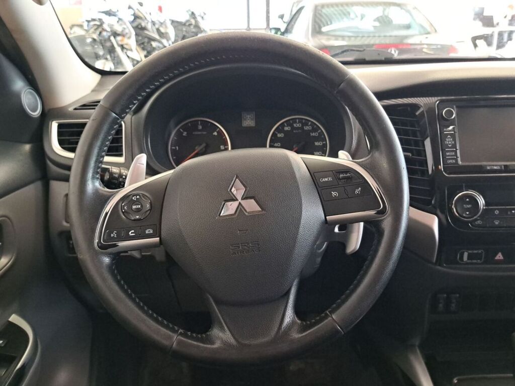Mitsubishi L200 2015 Ruskea (beige)