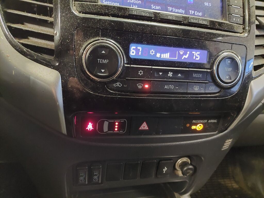 Mitsubishi L200 2015 Ruskea (beige)