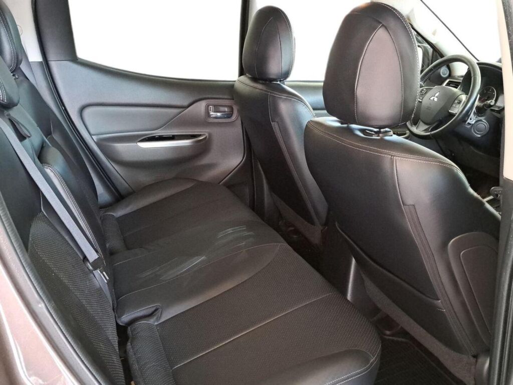 Mitsubishi L200 2015 Ruskea (beige)