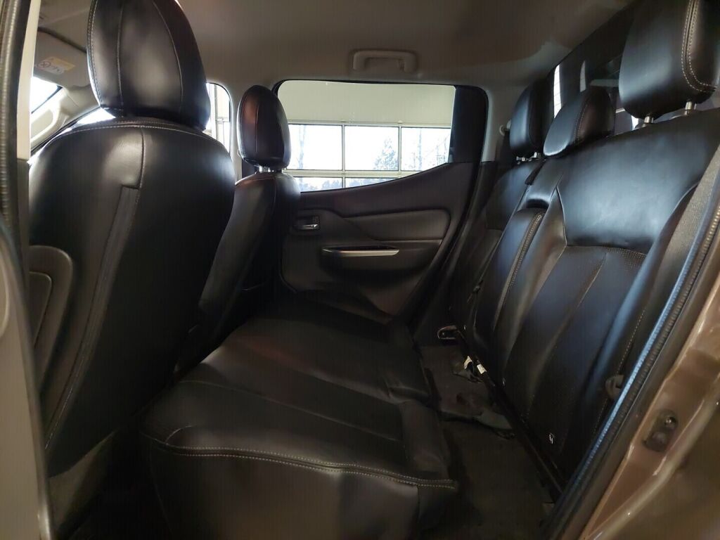 Mitsubishi L200 2015 Ruskea (beige)