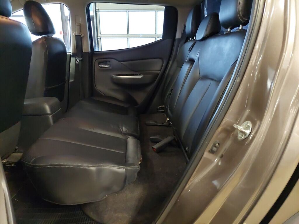 Mitsubishi L200 2015 Ruskea (beige)