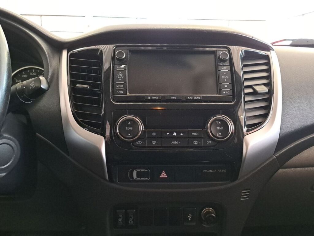 Mitsubishi L200 2015 Ruskea (beige)