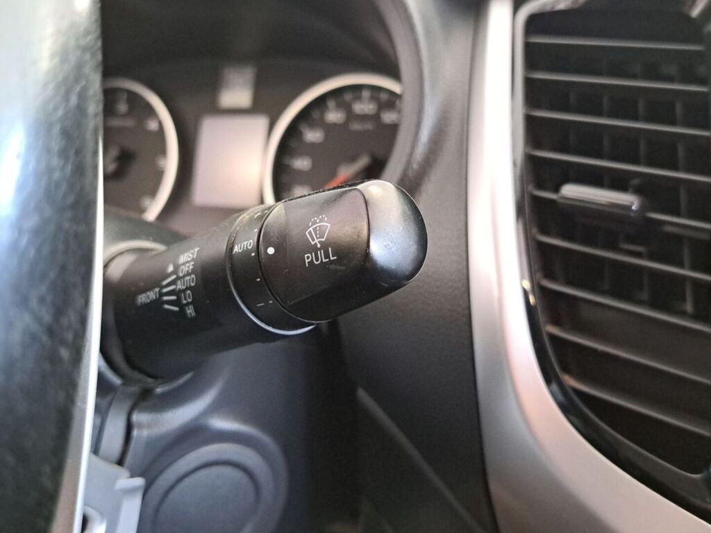 Mitsubishi L200 2015 Ruskea (beige)